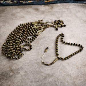 سبحة تراب كهرمان عسل و طحينة شكل التفاحة بريحة المستكة 33 خرزة مقاس 10 مللي